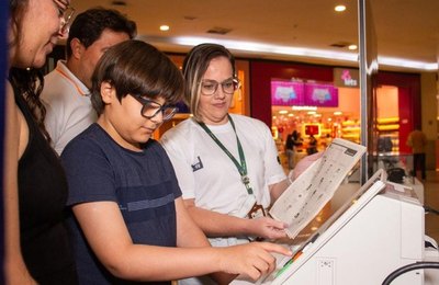 Exposição do TRE/AL em shopping comemora os 30 anos da urna eletrônica e promove combate à desinformação