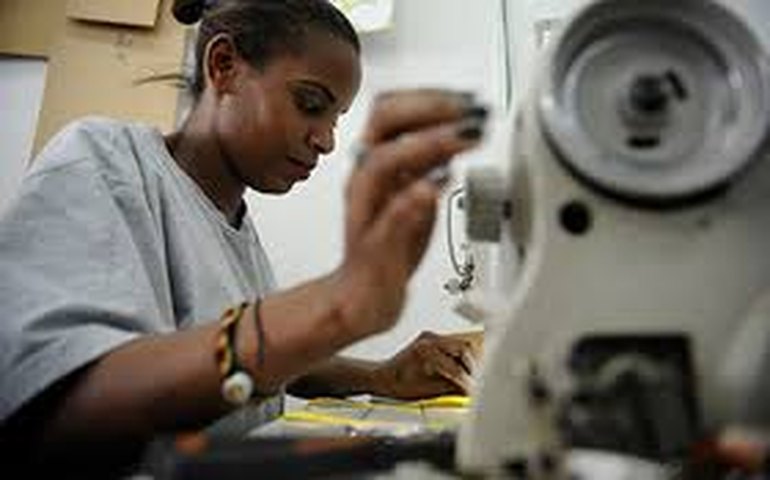 Volume de serviços é recorde em agosto, mas serviços às famílias estão 7,2% abaixo do pico