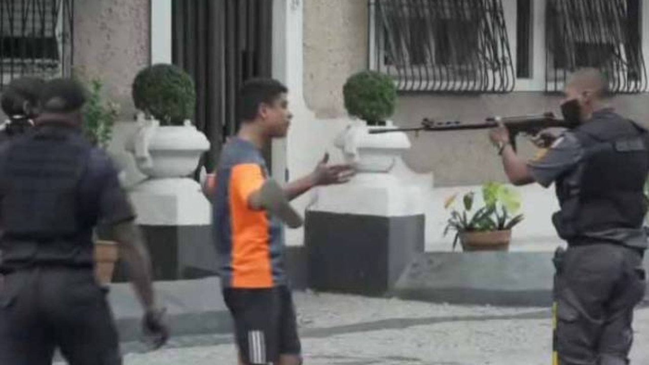 PM que apontou fuzil para manifestante no Rio vai responder administrativamente