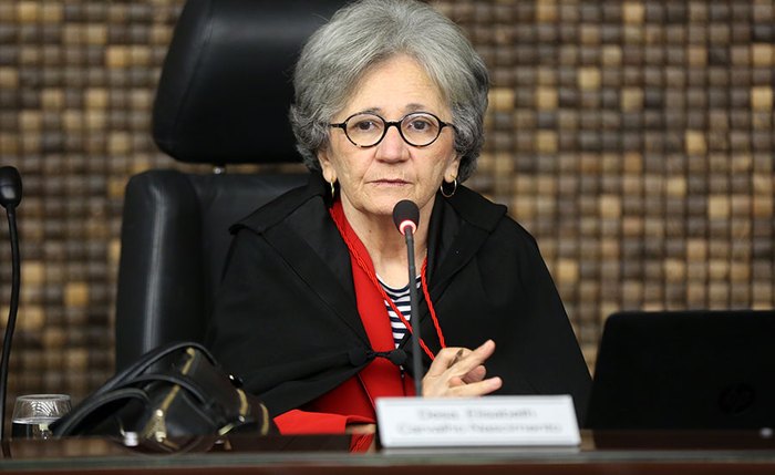 Elisabeth Carvalho mantém proibição de voto de conselheiro substituto