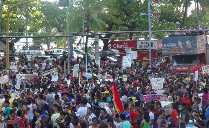 Centenas de pessoas marcham pelos direitos homossexuais em Alagoas