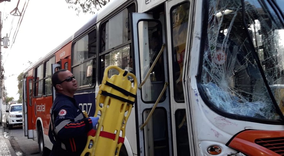 ônibus colisão