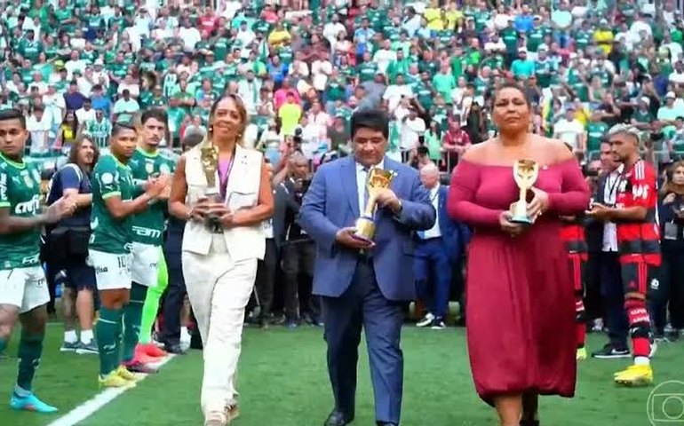 Pelé é homenageado por filhas, CBF e atletas antes da Supercopa do Brasil