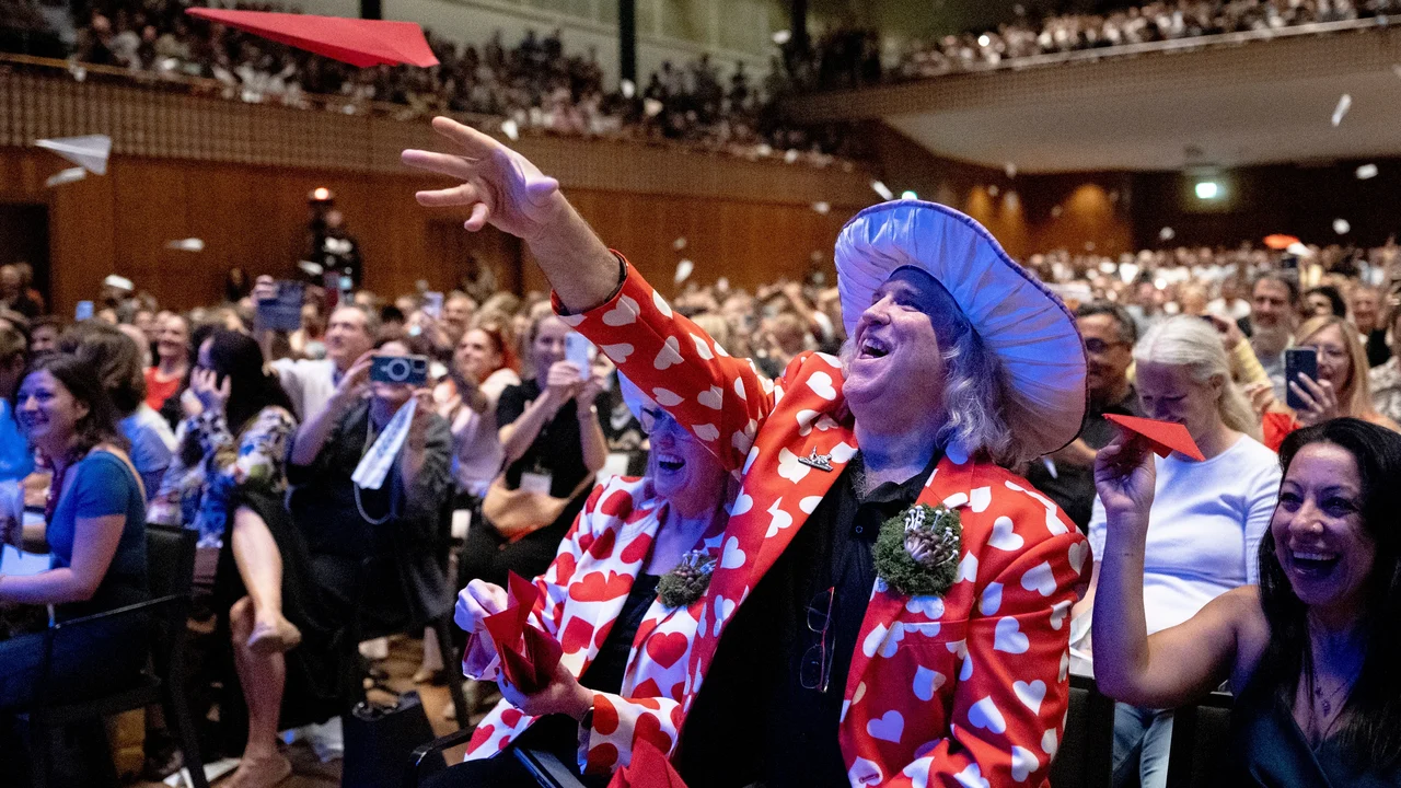 Cientistas que estudam o leite de barata e o ato de assoar o nariz ganham o Prêmio Ig Nobel por descobertas científicas peculiares.