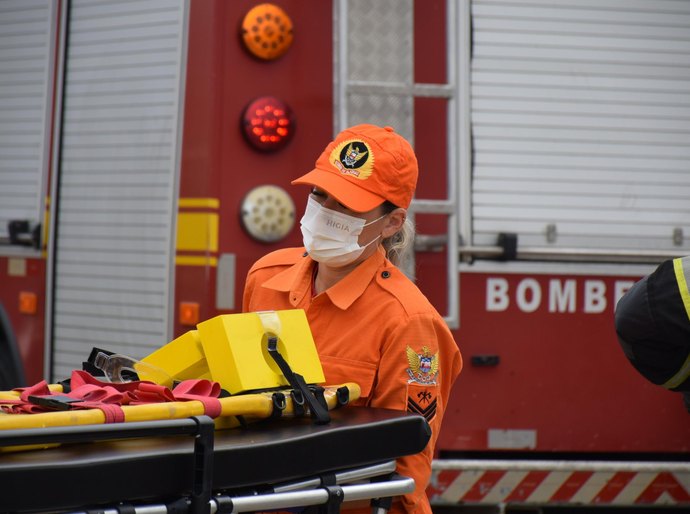 Bombeiros socorrem vítima de atropelamento por ônibus em Maceió