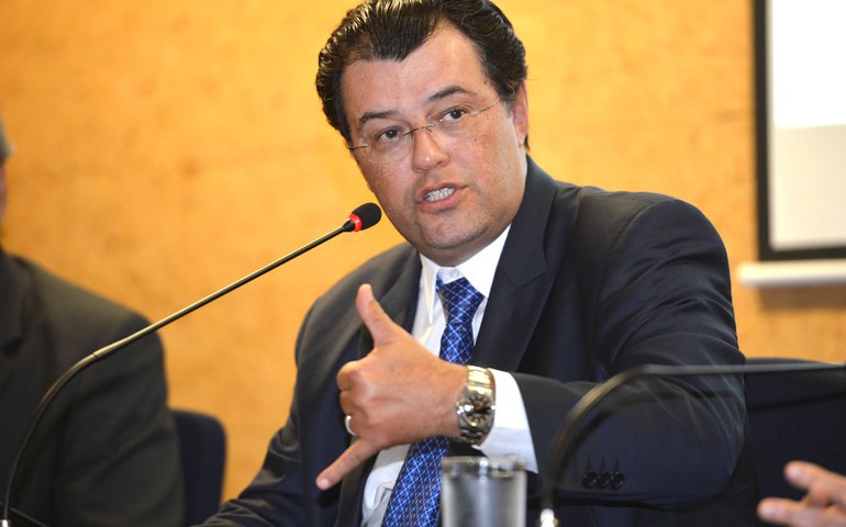 Relatório de Braga para tributária acata inclusão de armas e munições no Imposto Seletivo