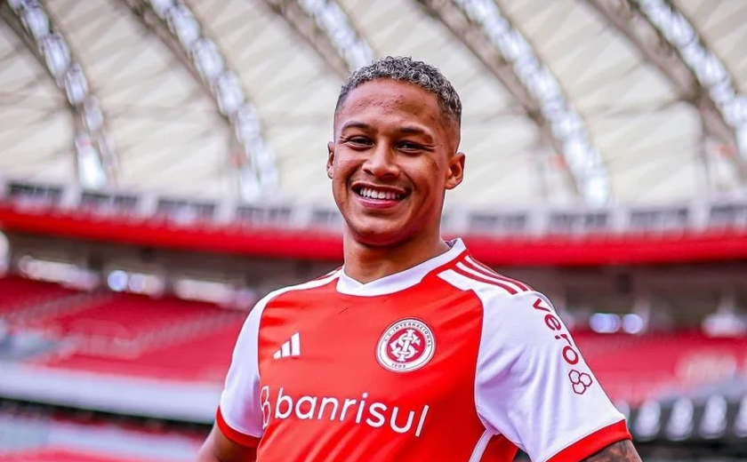 Internacional renova empréstimo do atacante Vitinho por mais uma temporada