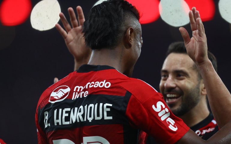 Flamengo goleia Aucas sob batuta de Bruno Henrique, mas avança em 2º da chave