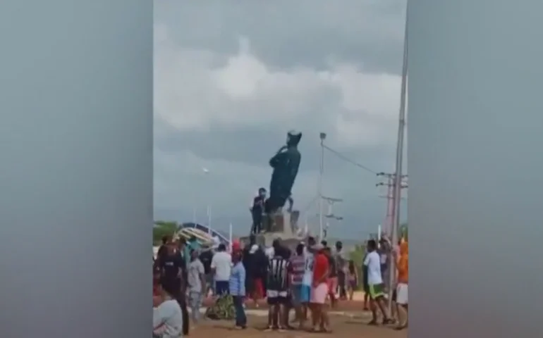 Vídeo: Manifestantes derrubam estátua de Chávez em protesto contra reeleição de Maduro na Venezuela