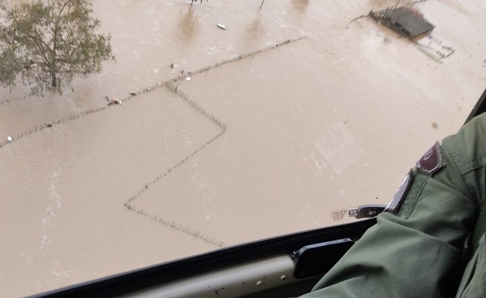 Equipe do grupamento aéreo sobrevoa local inundado