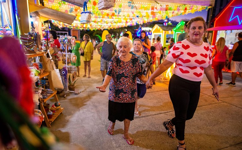 Vila Massayó encanta visitantes com show de luzes e reforço às tradições