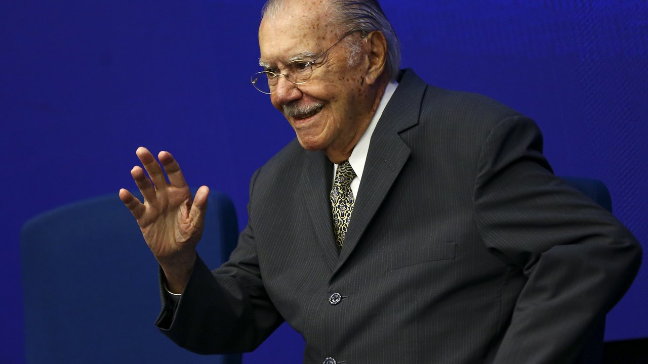 José Sarney recebe alta hospitalar após nove dias de internação