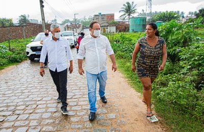 Prefeito de Arapiraca visita escola, creche, nova UBS e conversa com moradores do Riacho Seco