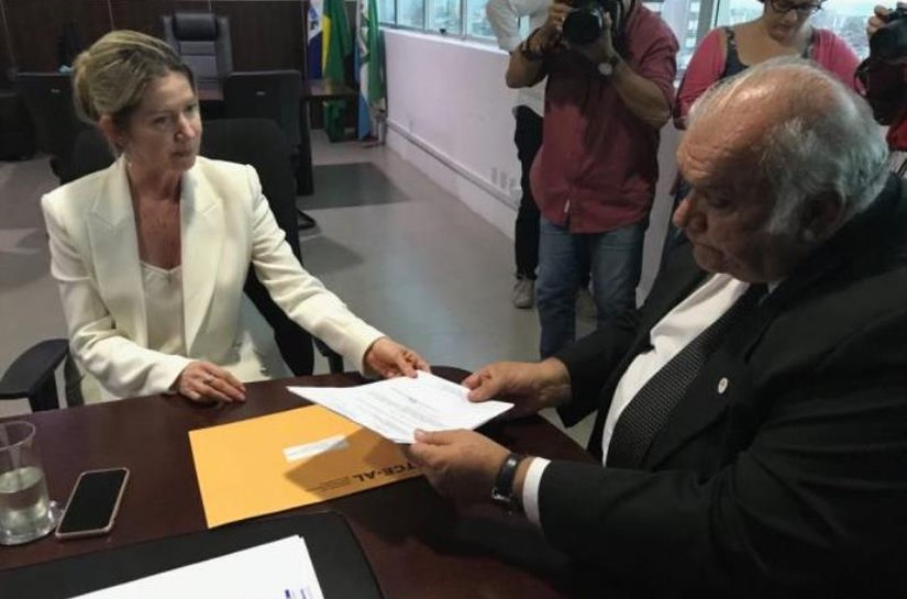 TRE recebe relação de gestores com contas julgadas irregulares pelo TC/AL