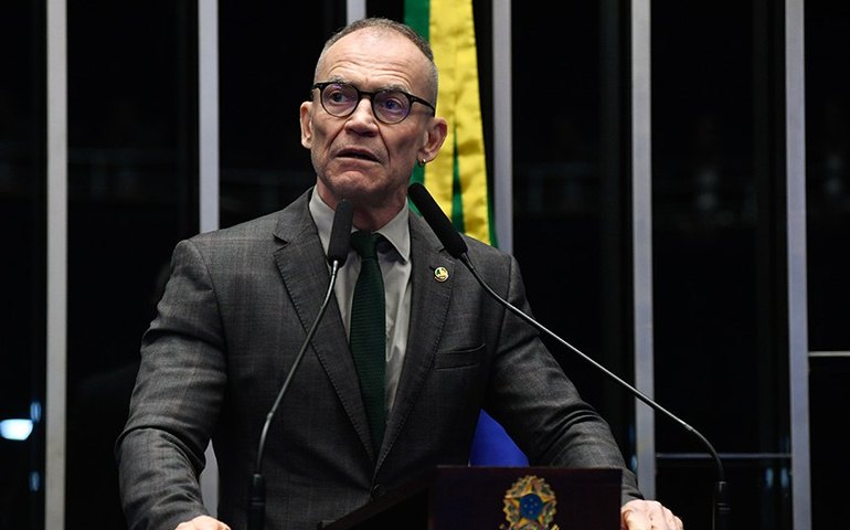 Senador do PT vota a favor de projeto que reduz pena de Bolsonaro, diz que foi erro e pede correção no painel