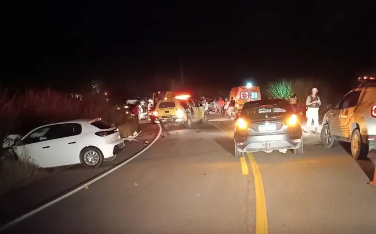 Colisão gravíssima na AL-105 entre dois carros e uma moto deixa quatro pessoas mortas