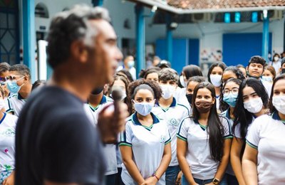 Secretário Rafael Brito visita escolas da Zona da Mata e tira dúvidas sobre o Cartão Escola 10