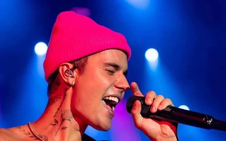 Justin Bieber reflete sobre crescimento pessoal: 'Sei que tenho problemas de temperamento'