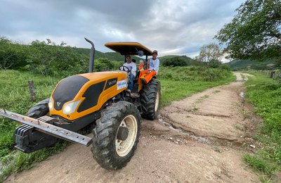 Aldeia de Palmeira dos Índios fica ilhada e Defesa Civil usa trator para chegar ao local