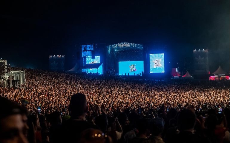 Alison Wonderland toca 'Baile de Favela' em meio a set frenético no Lollapalooza
