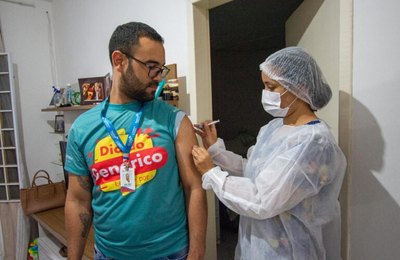 Busca ativa da Prefeitura de Santana imuniza 238 pessoas contra Covid-19 porta a porta