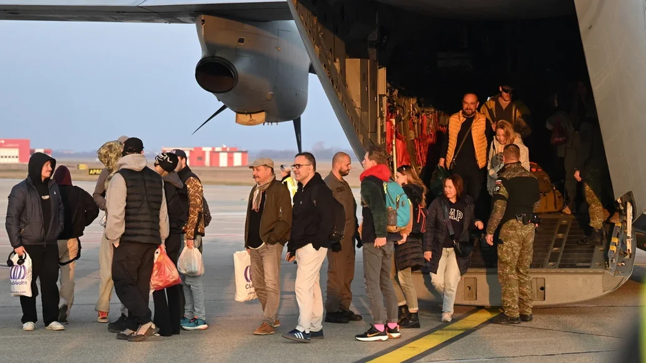 Voos de repatriação aumentam à medida que as nações se apressam para trazer seus cidadãos de volta para casa, vindos do Oriente Médio