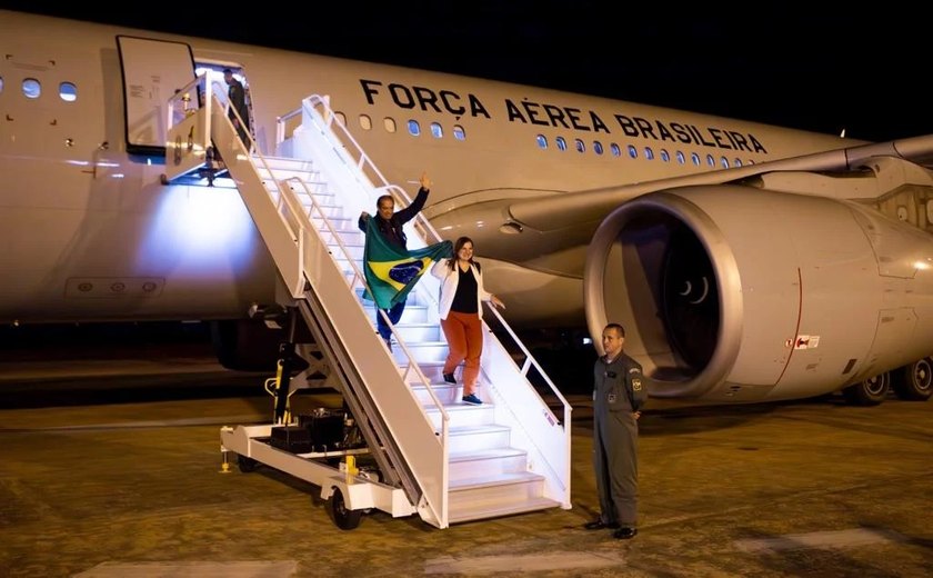 Primeiros brasileiros resgatados pela FAB em Israel chegam a Brasília; vídeo