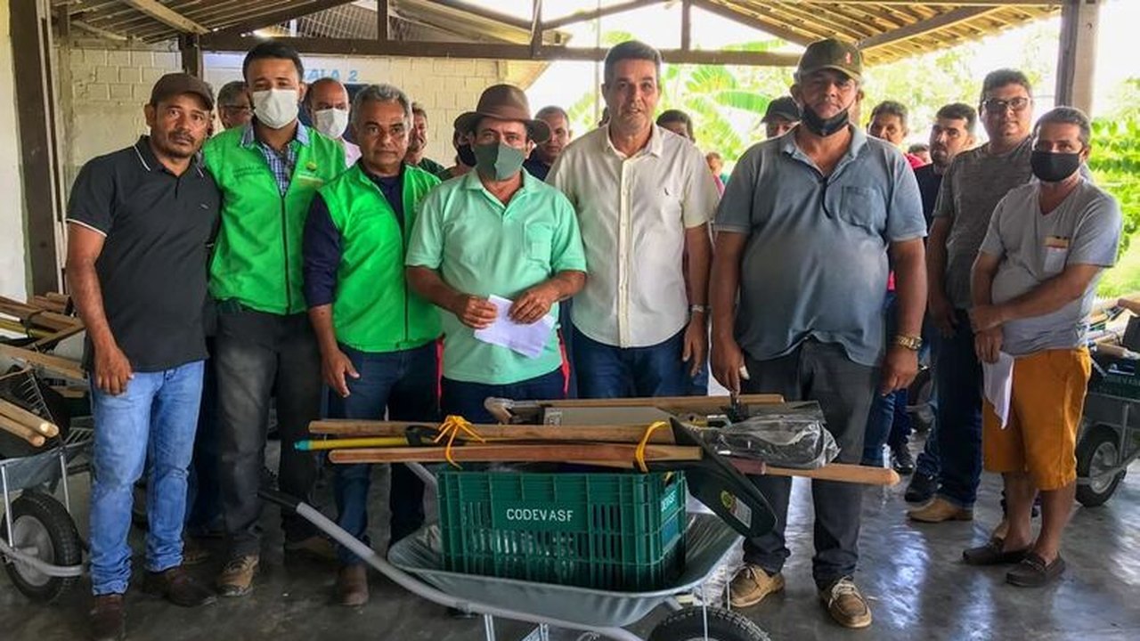 Prefeitura de Branquinha entrega novos 60 kits de ferramentas para agricultores