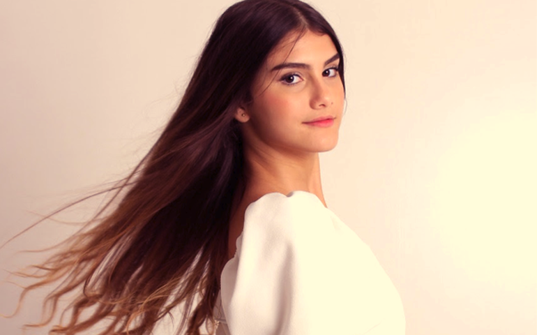 Revelação Gabi Amaral fecha parceria com a Universal