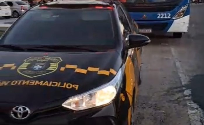 Colisão entre viatura da DMTT e ônibus de linha irrita passageiros Colisão entre viatura da DMTT e ônibus de linha irrita passageiros