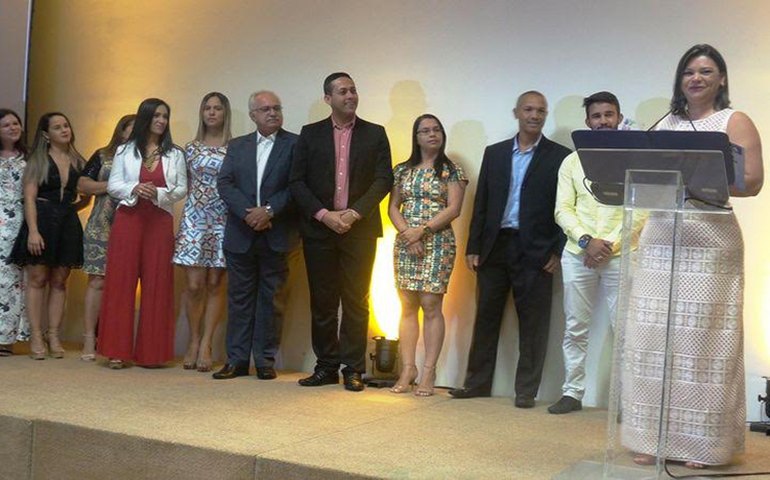 Rogério Teófilo entrega prêmio a empresa arapiraquense vencedora do Grace Place to Work