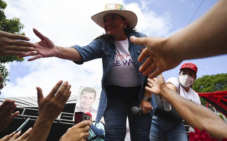 Mulher de Zelaya tenta levar esquerda de volta ao poder em Honduras