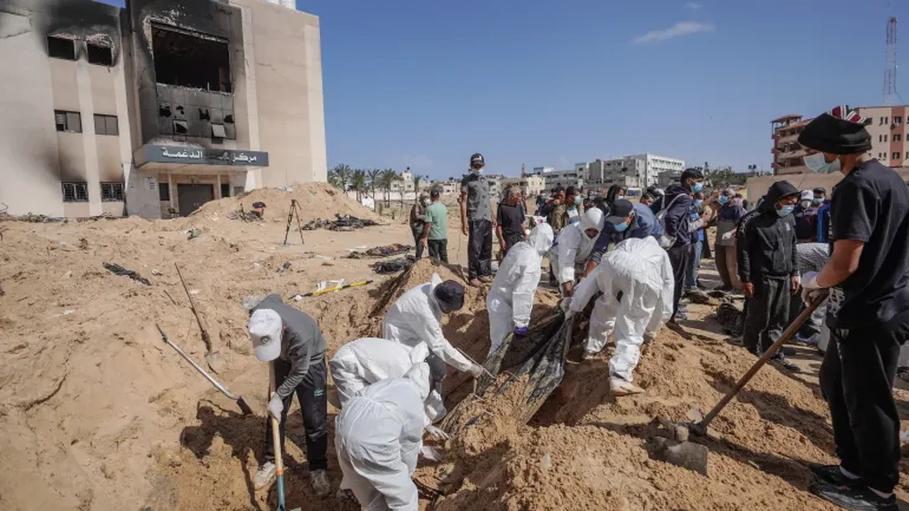 Valas comuns com 300 corpos são encontradas em hospital de Gaza e ONU exige investigação