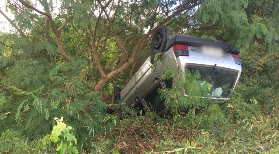 Universitária perde controle do carro e capota em Aracaju / Foto: Foto: Aline Aragão/TV Atalaia