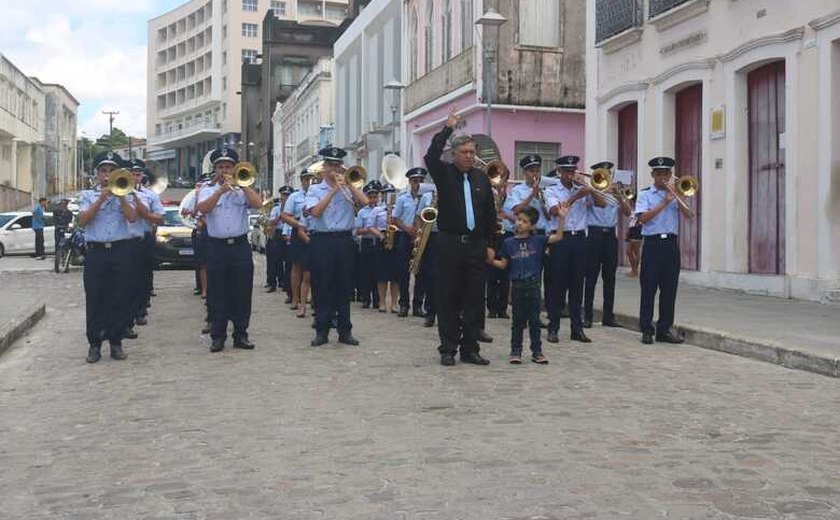 Último dia do Festival de Música de Penedo começa com resgate da tradição em desfiles e encontros de bandas