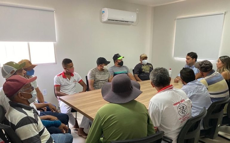 Prefeito de Santana do Mundaú se reúne com marchantes e assegura transporte para carnes