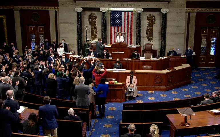 Pacote de ajuda à Ucrânia deve ser aprovado neste sábado após democratas virarem votos