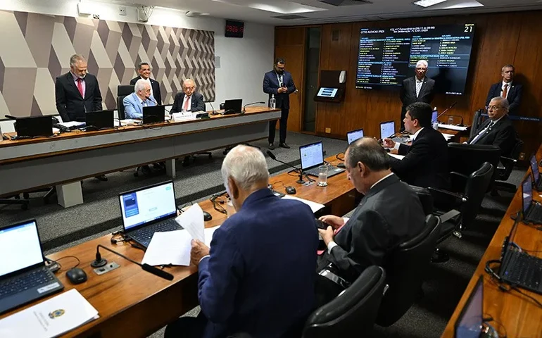 CCJ aprova descriminalização de corte ou poda de árvore em risco de acidente