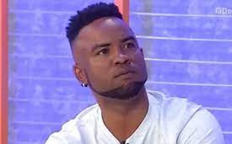 Ex-jogador Carlos Alberto quebra carro de ex-namorada após ser expulso de condomínio