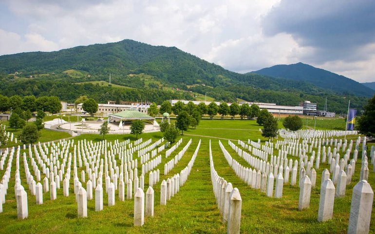 Centenas se reúnem em Sarajevo para homenagear vítimas de Srebrenica