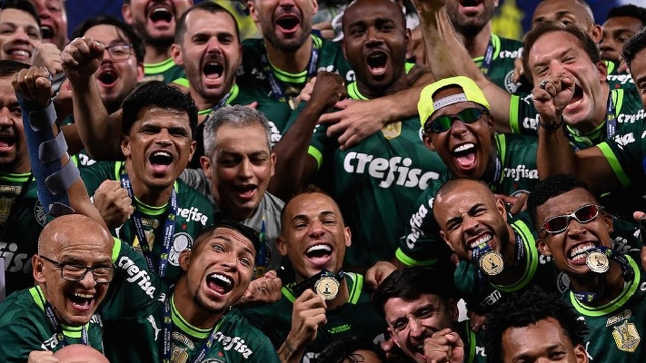 Elenco do Palmeiras comemora na Academia de Futebol com os torcedores o título do Brasileirão