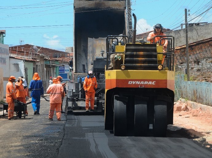 Rui Palmeira vistoria obras de pavimentação no bairro da Levada
