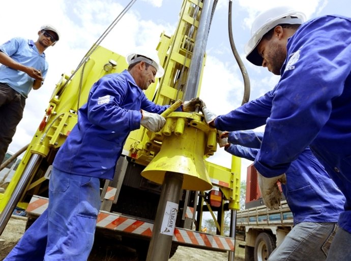Semarh recupera nascente, lança projeto e perfura poço