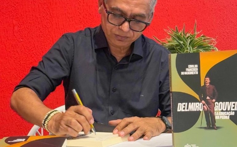 Nova edição de 'Delmiro Gouveia e a Educação na Pedra' vende mais de 100 exemplares em noite de lançamento