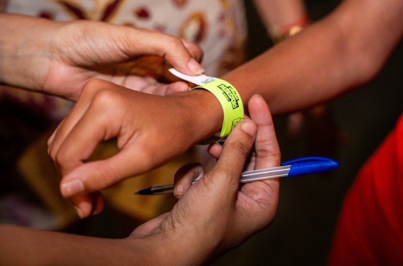 Prefeitura reforça proteção às crianças com pulseiras de identificação no Verão Massayó