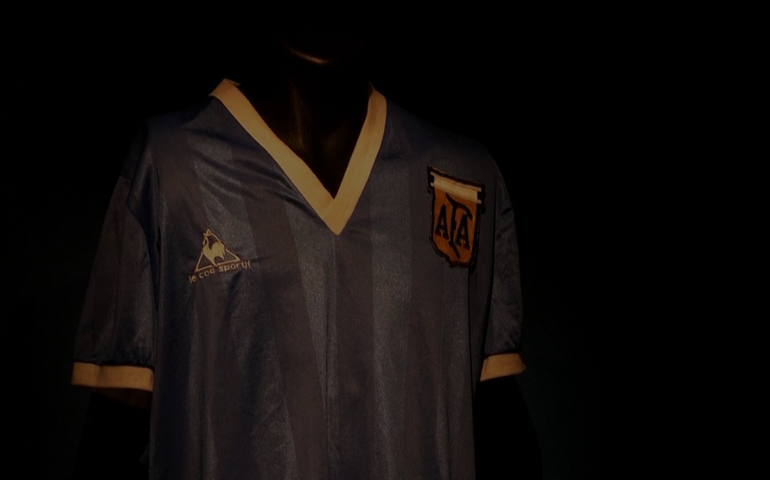 Camisa de Maradona no gol com a ‘mão de Deus é leiloada por R$ 44,3 milhões