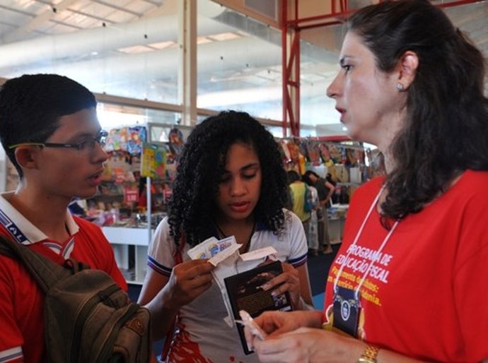 Sefaz recebe mais de mil estudantes em estande na Bienal