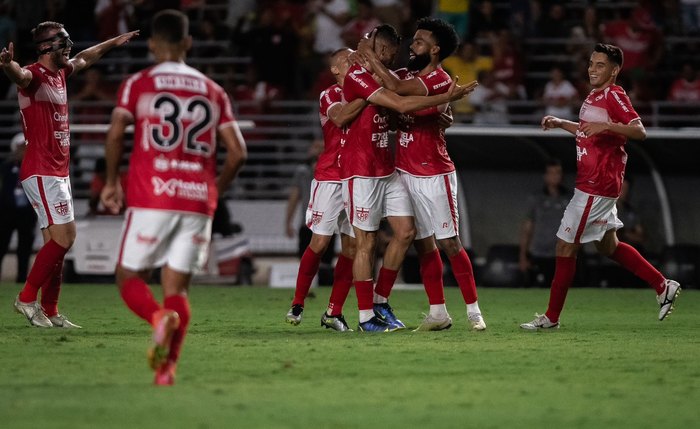 Jogadores do CRB comemoram gol na partida contra o Ceará, no Rei Pelé