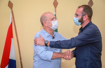 Prefeito Ronaldo Lopes empossa novo Secretário de Saúde de Penedo