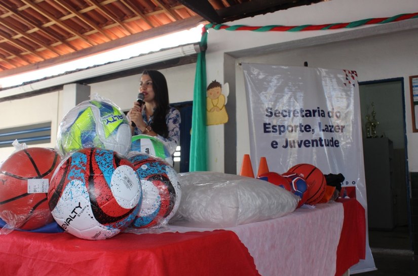 Selaj entrega kits de materiais esportivos em Piranhas e Delmiro